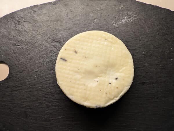 CacioBu al tartufo formaggio a pasta filata prodotto a latte crudo con aggiunta di tartufo nero selezionato