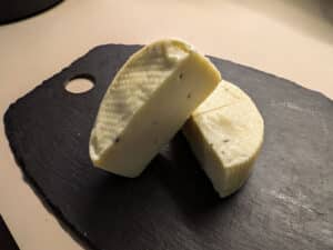 CacioBu al tartufo formaggio a pasta filata prodotto a latte crudo con aggiunta di tartufo nero selezionato