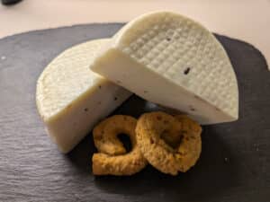 CacioBu al tartufo formaggio a pasta filata prodotto a latte crudo con aggiunta di tartufo nero selezionato