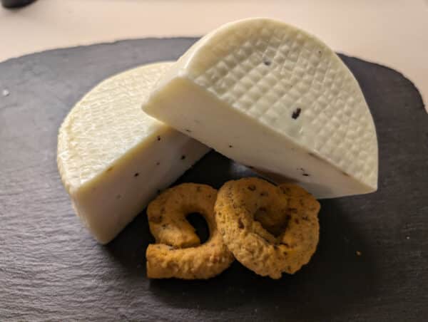 CacioBu al tartufo formaggio a pasta filata prodotto a latte crudo con aggiunta di tartufo nero selezionato